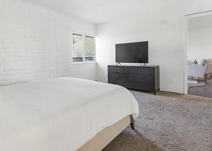 Landing Modern With Amazing Amenities Apartment
